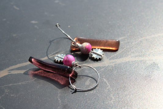 Boucles d’oreilles artisanales en cuivre patiné et perles roses, bijou fait main, œuvre unique éco-responsable.