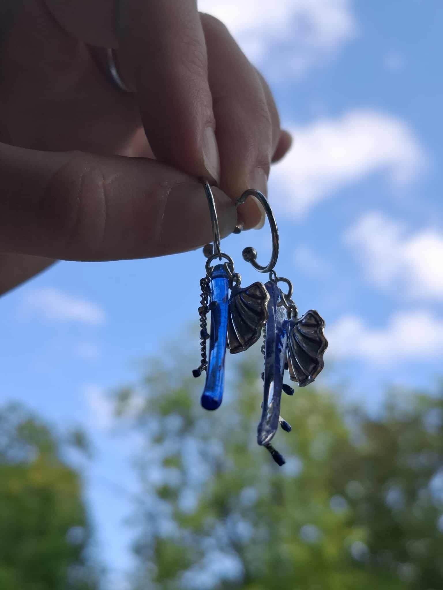 Boucles d’oreilles artisanales en métal vieilli avec pendentifs asymétriques bleu et argent, bijou fait main et œuvre unique .