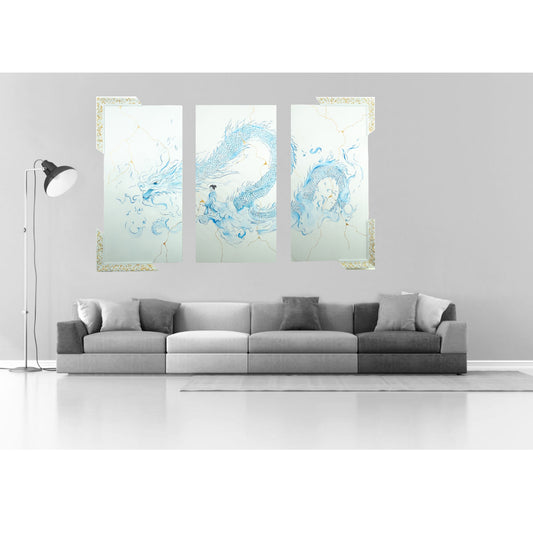 Triptyque mural en verre avec motifs bleus abstraits, déco artisanale éco-responsable, œuvre unique d’artisanat d’art.