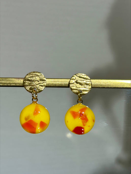 Boucles d'oreilles artisanat d'art en résine jaune avec inclusions rouges, bijou fait main unique, produit éco-responsable.