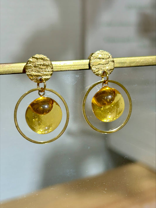 Boucles d'oreilles artisanat d'art en métal doré avec perles jaunes, bijou fait main éco-responsable.