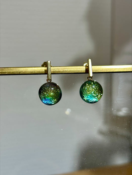 Boucles d'oreilles artisanales en verre vert irisé, bijou fait main et oeuvre unique éco-responsable.