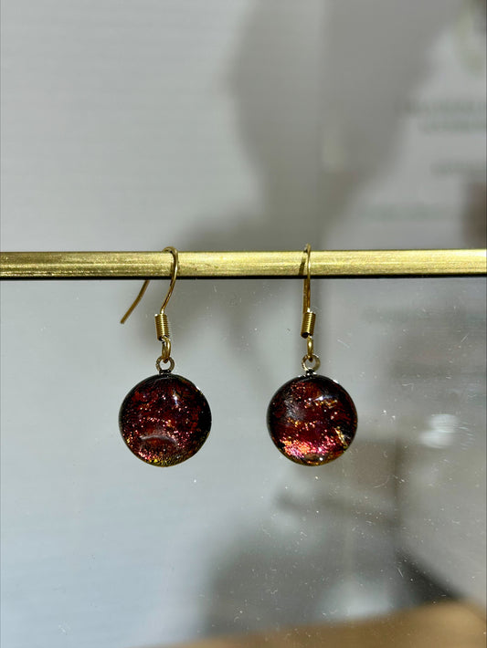 Boucles d'oreilles artisanales rondes en résine rouge et or, bijou fait main, œuvre unique éco-responsable.