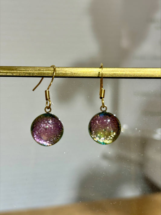Boucles d'oreilles artisanat d'art en résine brillante multicolore, bijou fait main éco-responsable, oeuvre unique.