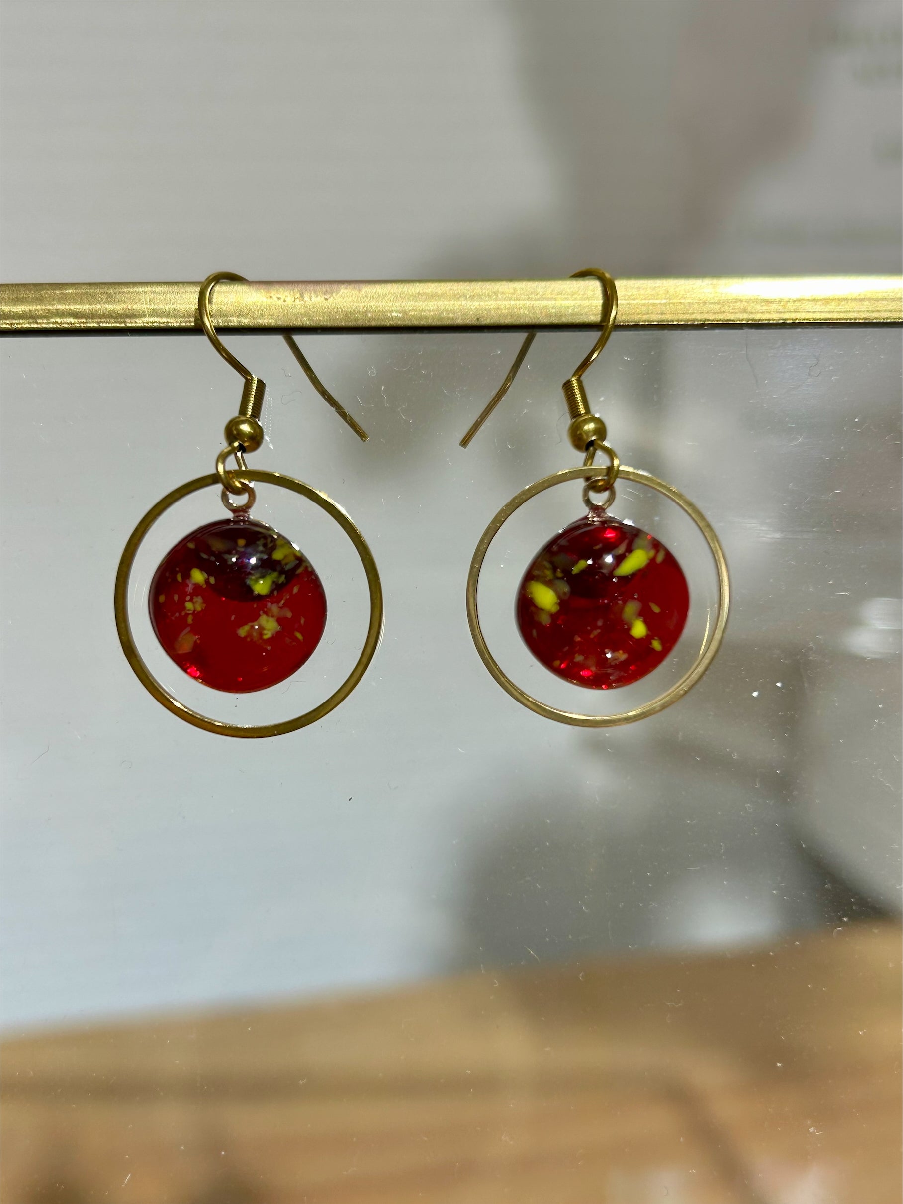 Boucles d'oreilles artisanat d'art en métal doré avec décorations rouges, bijou fait main éco-responsable, œuvre unique.