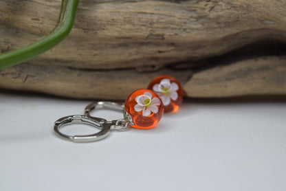 Créole artisanale argent avec fleur de narcisse blanche encapsulée résine transparente éco-responsable bijou fait main.