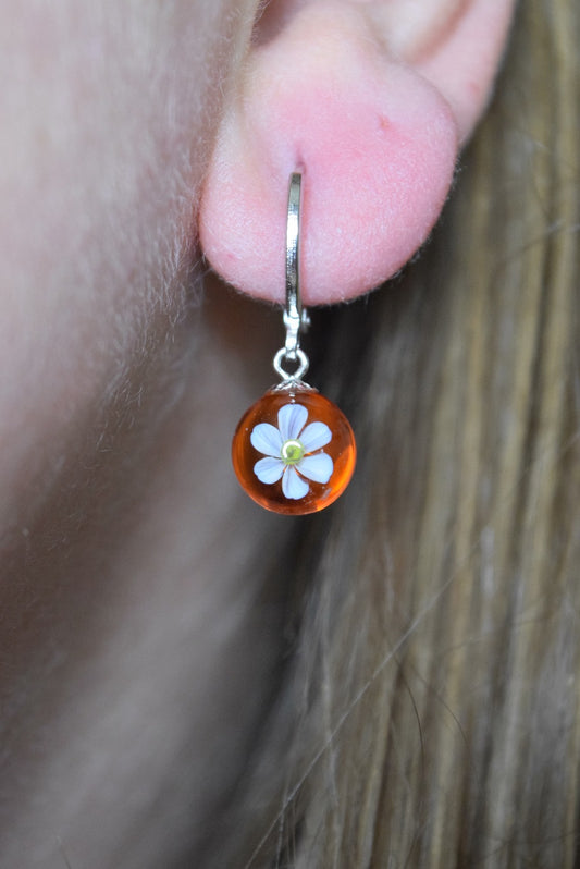 Créole artisanale argent avec fleur de narcisse blanche encapsulée résine transparente éco-responsable bijou fait main.
