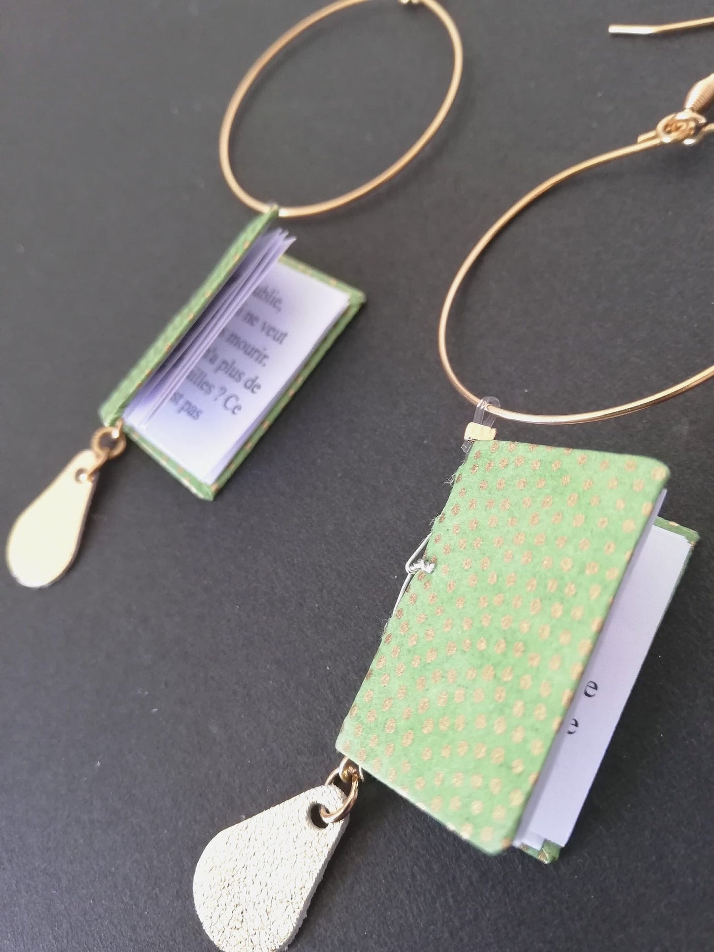 Boucle d'oreilles livre et cuir Chloé Lefèvre