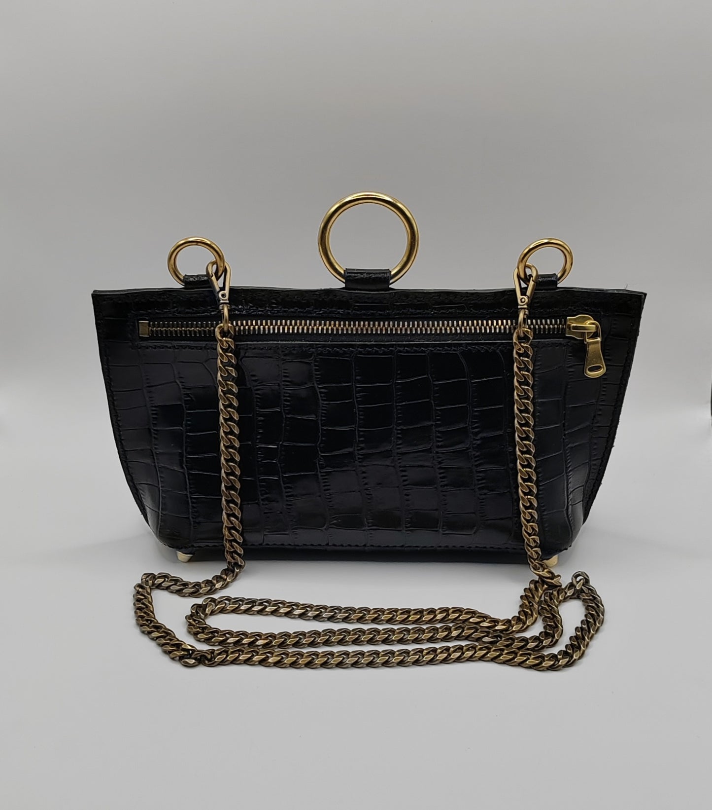 Sac noir en cuir embossé crocodile avec chaîne dorée, bijou fait main, artisanat d'art unique, produit éco-responsable.
