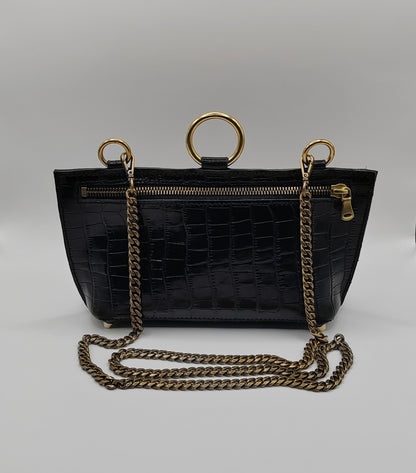 Sac noir en cuir embossé crocodile avec chaîne dorée, bijou fait main, artisanat d'art unique, produit éco-responsable.