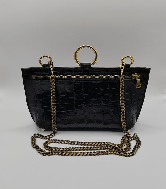Sac noir en cuir embossé crocodile avec chaîne dorée, bijou fait main, artisanat d'art unique, produit éco-responsable.