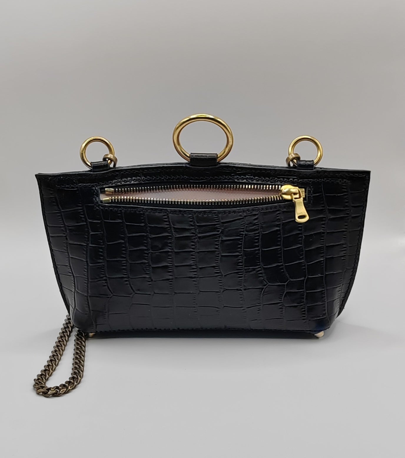 Sac noir en cuir embossé crocodile avec chaîne dorée, bijou fait main, artisanat d'art unique, produit éco-responsable.