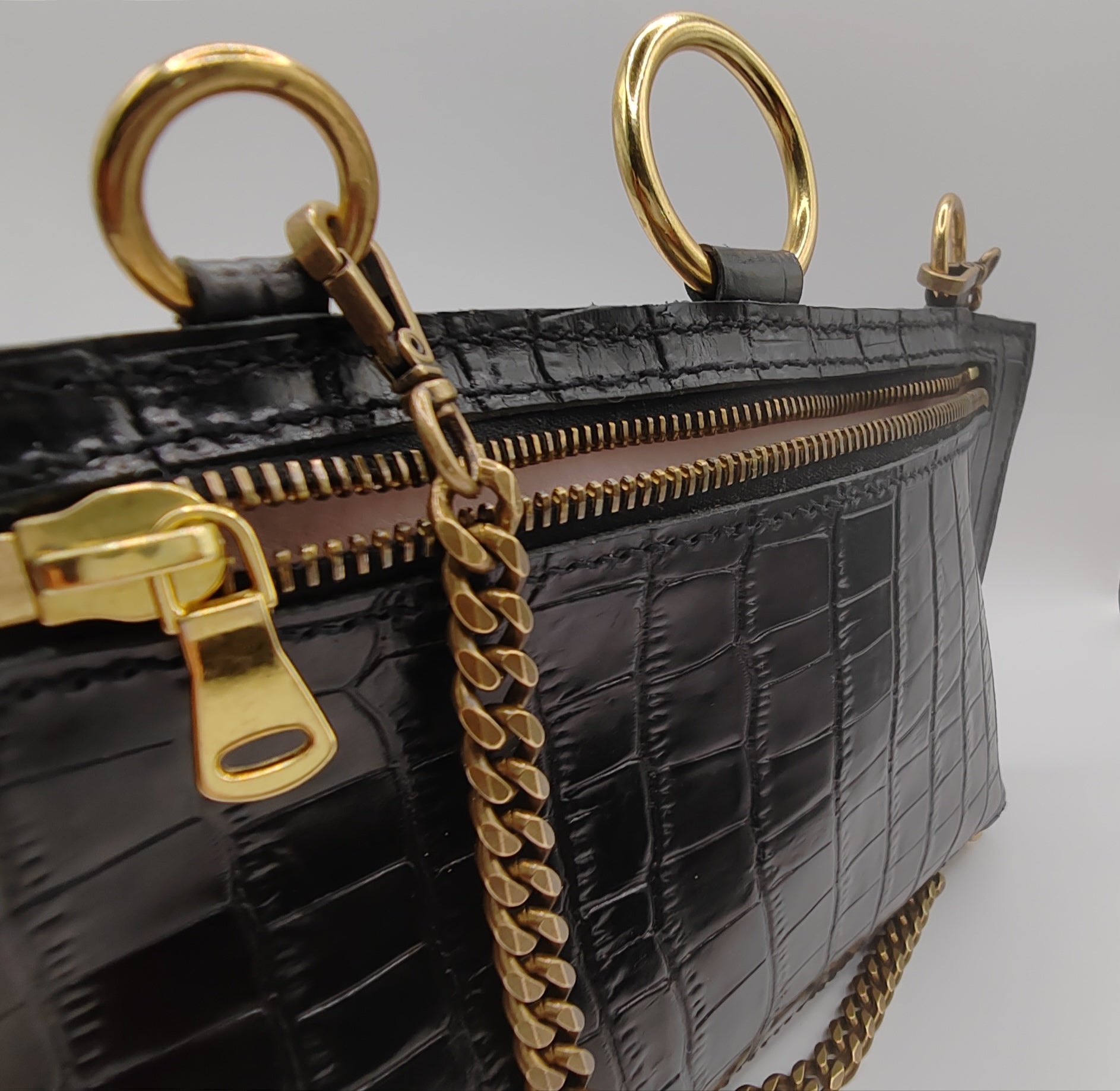Sac noir en cuir embossé crocodile avec chaîne dorée, bijou fait main, artisanat d'art unique, produit éco-responsable.