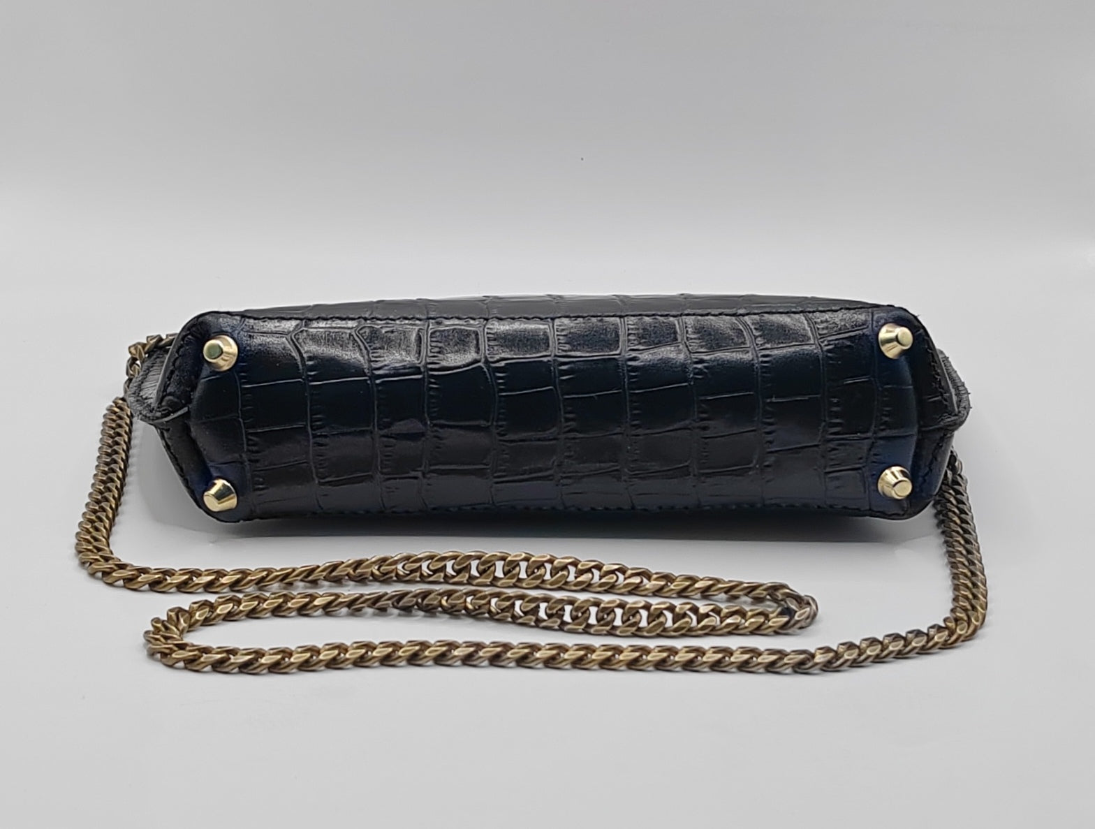 Sac noir en cuir embossé crocodile avec chaîne dorée, bijou fait main, artisanat d'art unique, produit éco-responsable.