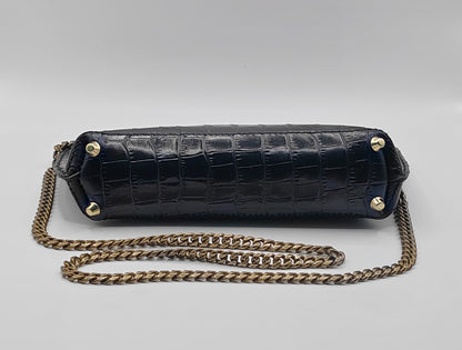 Sac noir en cuir embossé crocodile avec chaîne dorée, bijou fait main, artisanat d'art unique, produit éco-responsable.