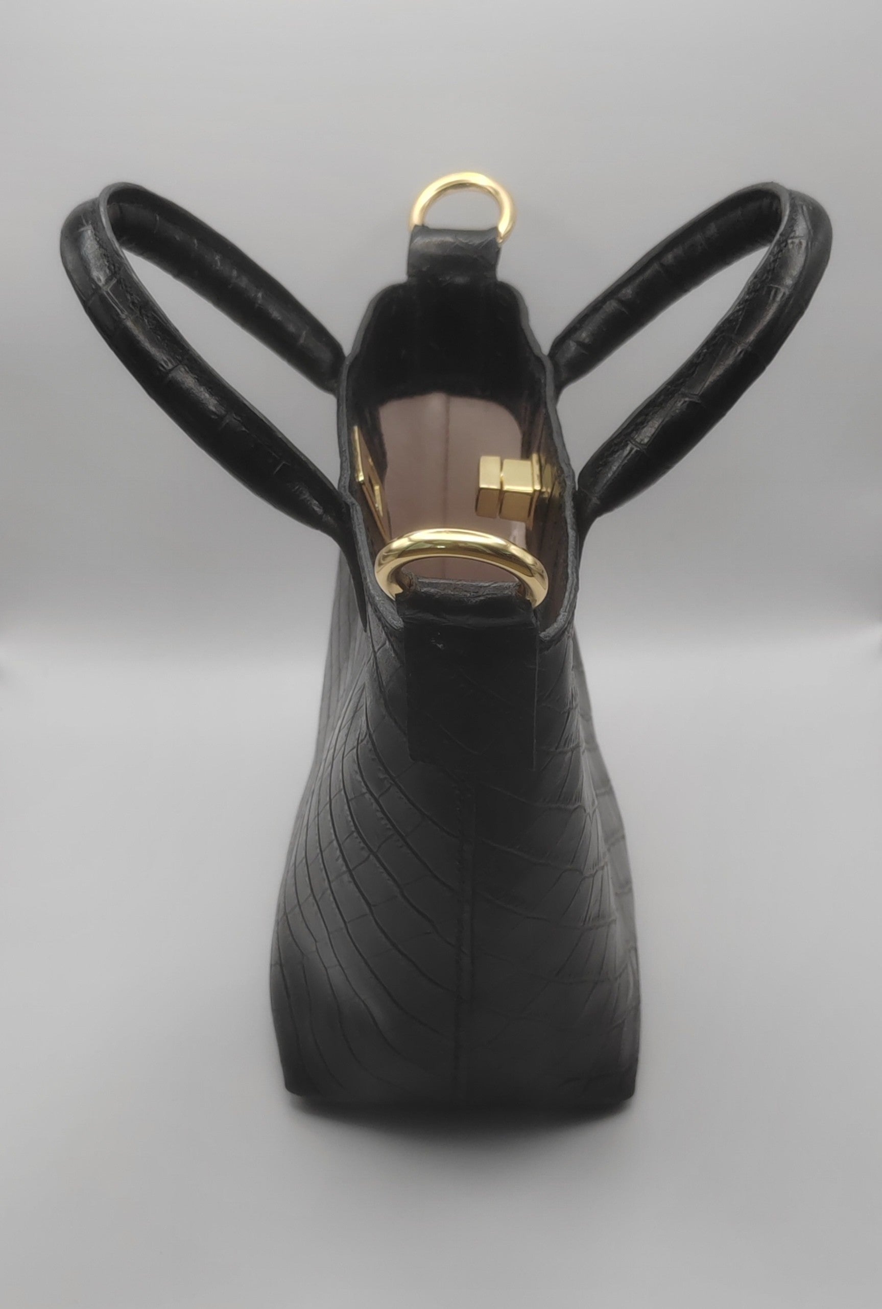 Sac seau en cuir noir embossé effet croco, artisanat d'art, création artisanale unique, produit éco-responsable, bijou fait.