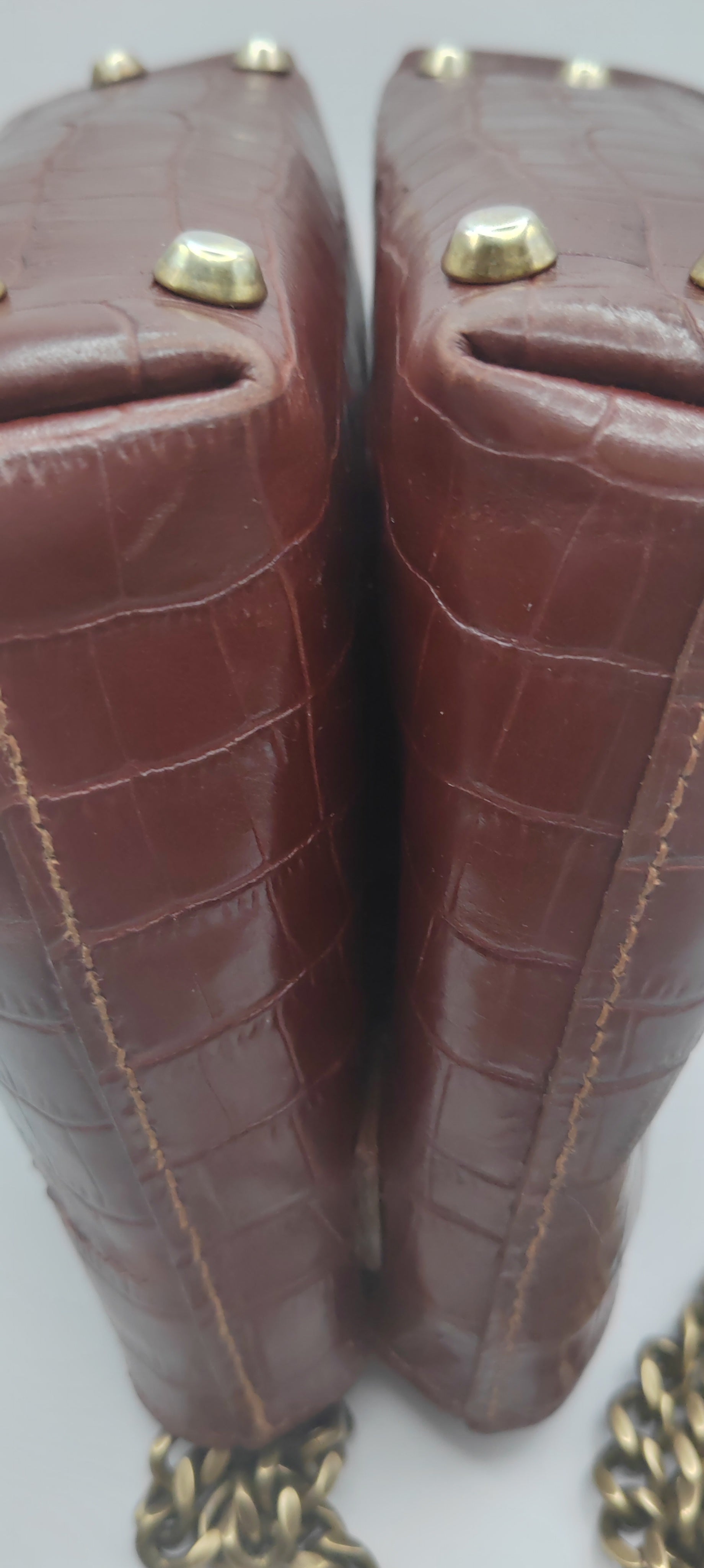 Sac vintage en cuir bordeaux effet croco avec chaîne métal doré, création artisanale éco-responsable.