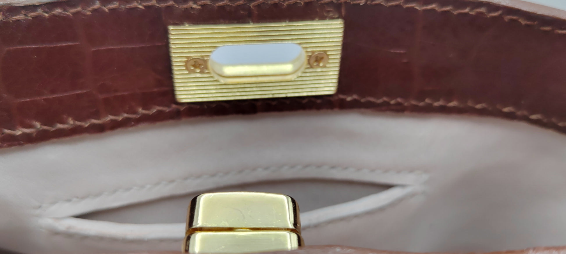 Sac vintage en cuir bordeaux effet croco avec chaîne métal doré, création artisanale éco-responsable.