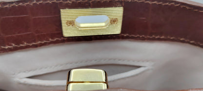 Sac vintage en cuir bordeaux effet croco avec chaîne métal doré, création artisanale éco-responsable.