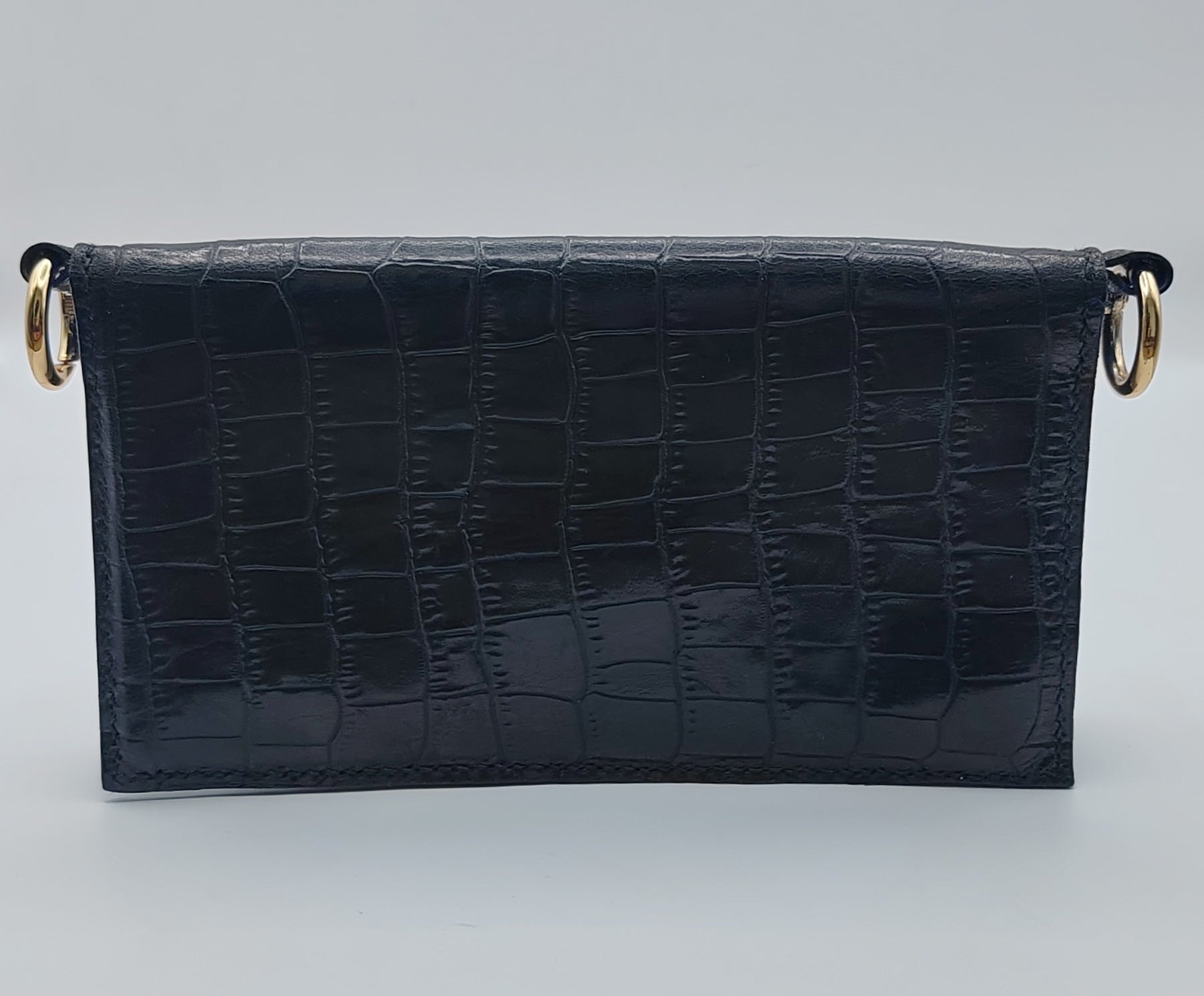 Portefeuille en cuir noir effet croco, création artisanale, oeuvre unique, produit éco-responsable, bijou fait main.