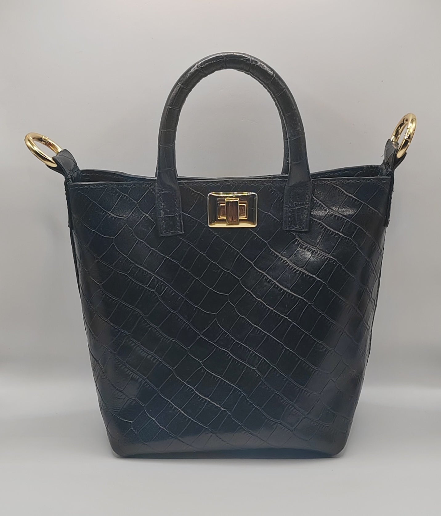 Sac seau en cuir noir embossé effet croco, artisanat d'art, création artisanale unique, produit éco-responsable, bijou fait.