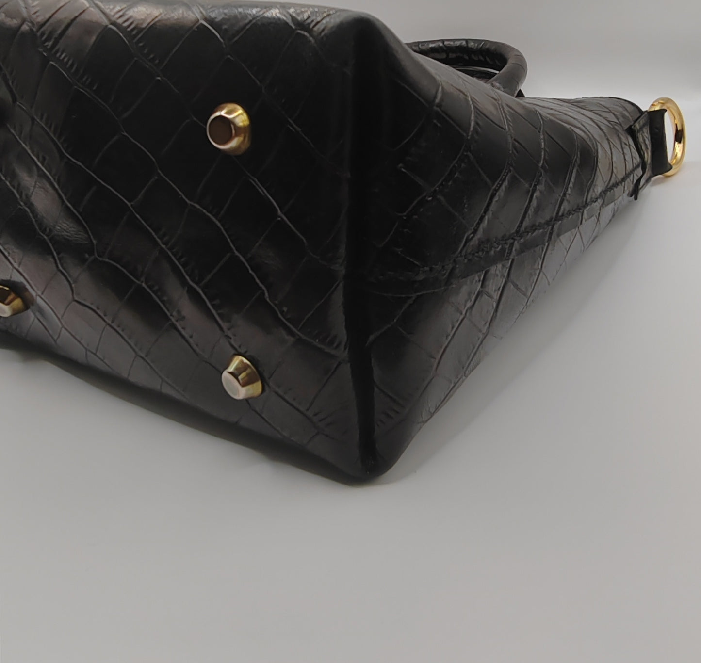 Sac seau en cuir noir embossé effet croco, artisanat d'art, création artisanale unique, produit éco-responsable, bijou fait.