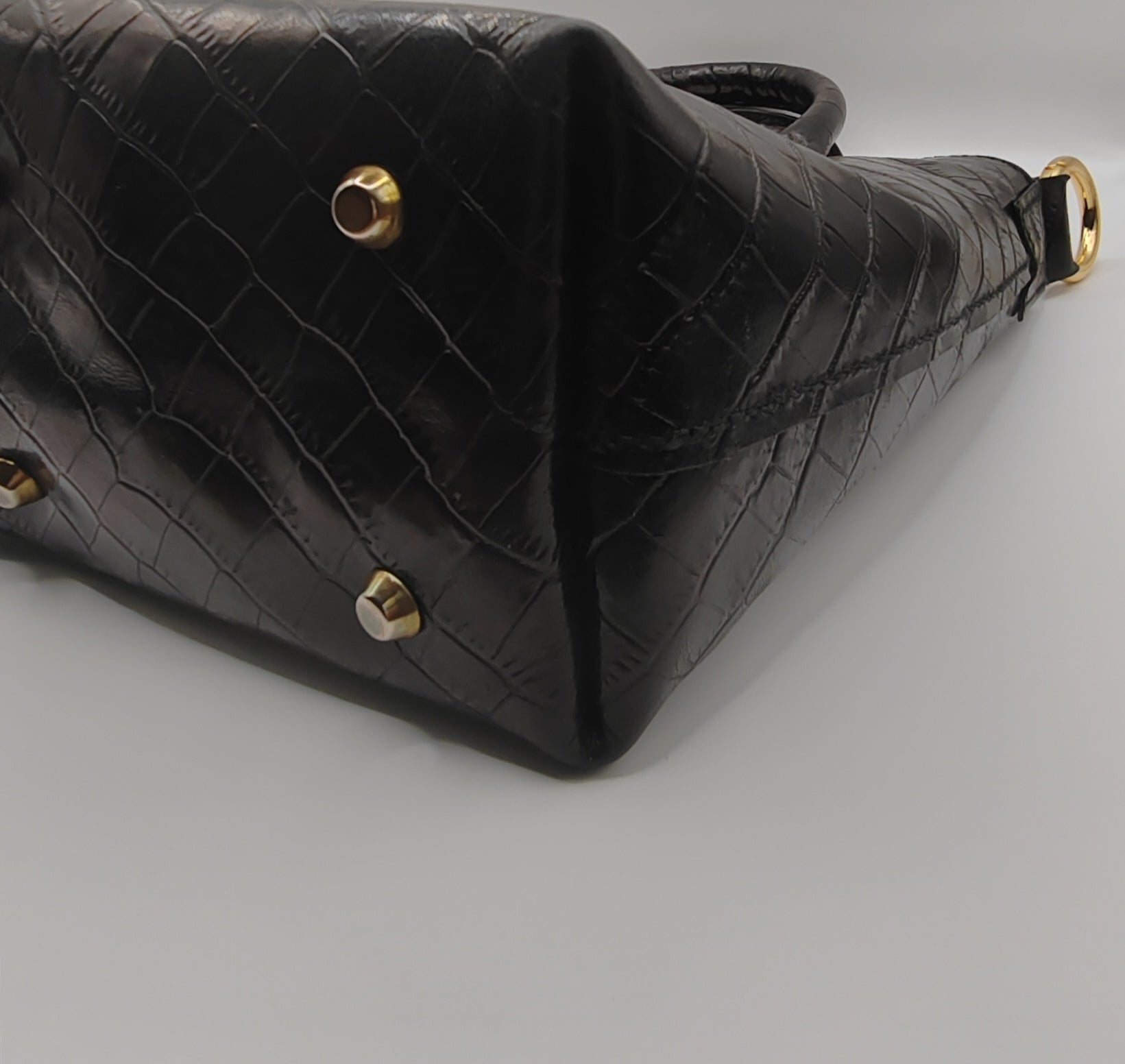 Sac seau en cuir noir embossé effet croco, artisanat d'art, création artisanale unique, produit éco-responsable, bijou fait.