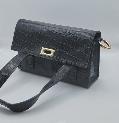 Sac à main en cuir noir effet croco, artisanat d'art, bijou fait main, produit éco-responsable, création artisanale unique.