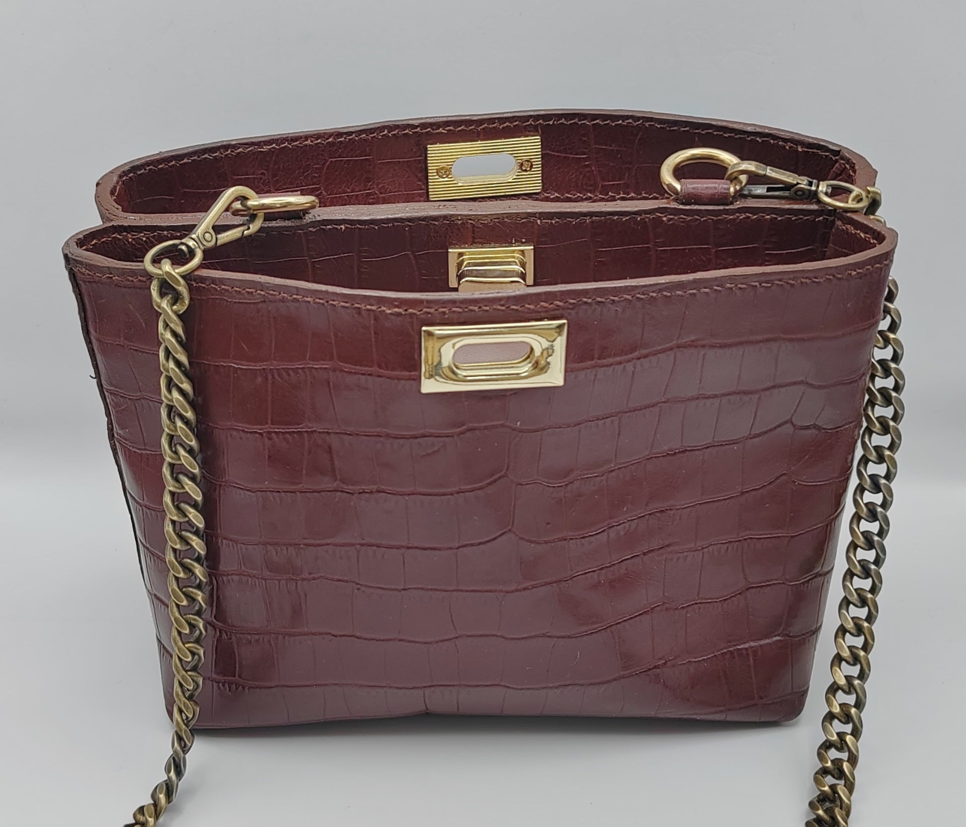 Sac vintage en cuir bordeaux effet croco avec chaîne métal doré, création artisanale éco-responsable.