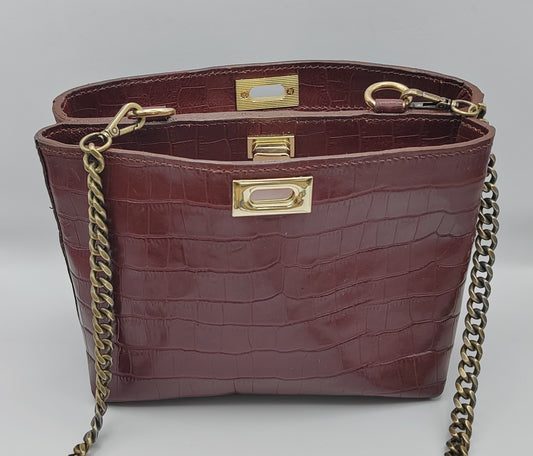 Sac vintage en cuir bordeaux effet croco avec chaîne métal doré, création artisanale éco-responsable.