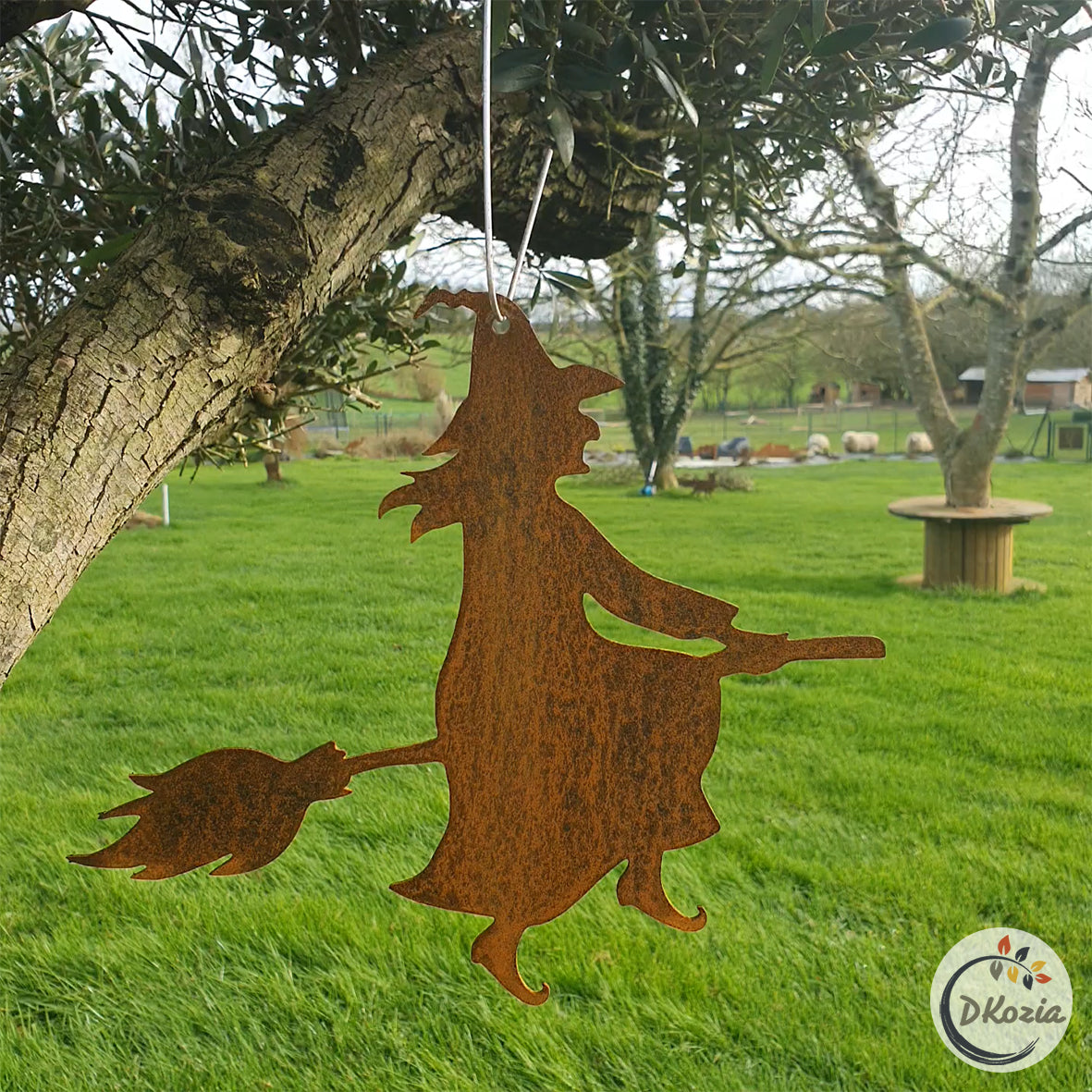 La Sorcière sur son balai, silhouette en métal découpé