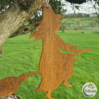 La Sorcière sur son balai, silhouette en métal découpé