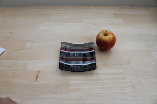 Vide-poche en verre fusionné artisanal aux bandes rouge et noir, œuvre unique d'artisanat d'art éco-responsable.