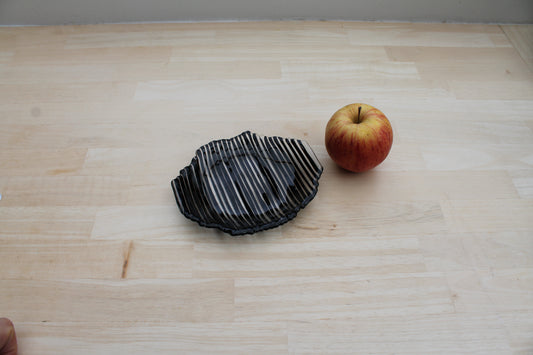 Vide-poche en verre soufflé noir avec lignes blanches, artisanat d'art, création artisanale unique, produit éco-responsable.