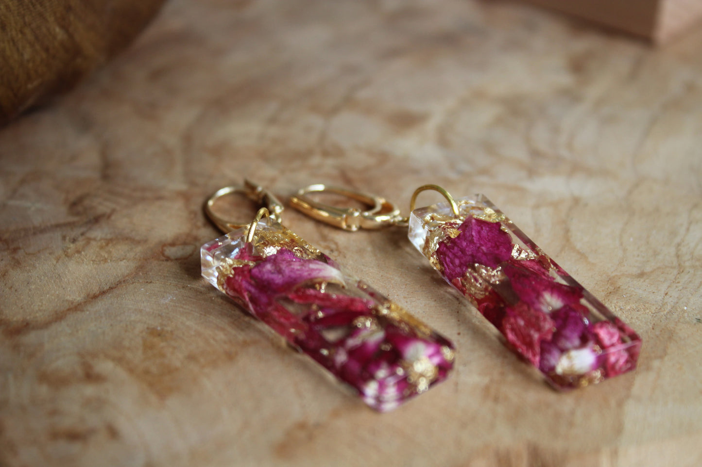 Boucles d’oreilles artisanales en acier inoxydable avec résine et fleurs séchées