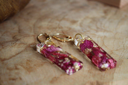 Boucles d’oreilles artisanales en acier inoxydable avec résine et fleurs séchées