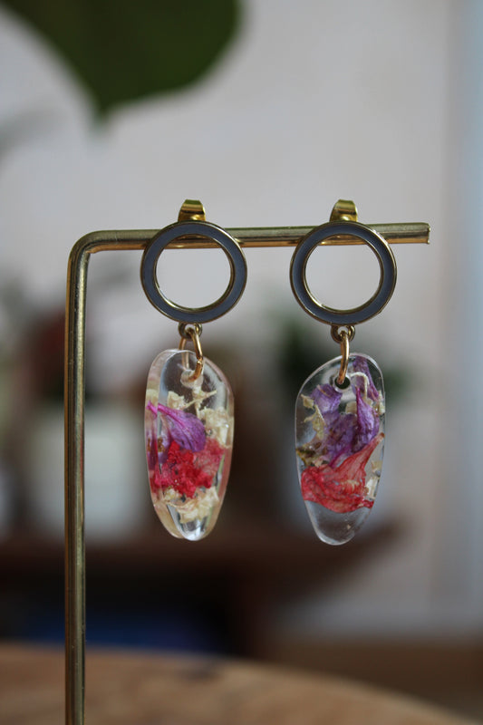Boucles d’oreilles artisanales en acier inoxydable avec résine et fleurs séchées