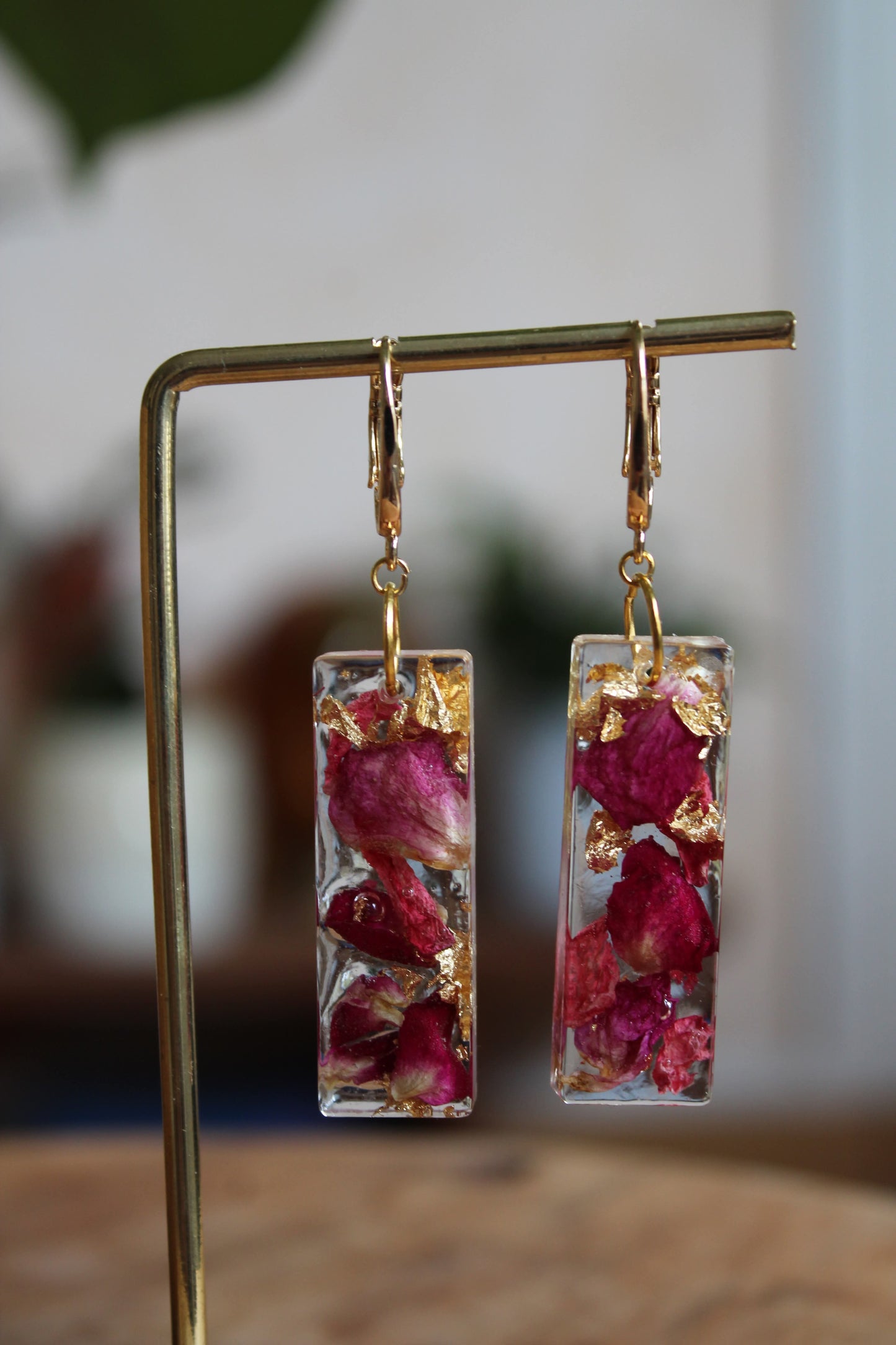 Boucles d’oreilles artisanales en acier inoxydable avec résine et fleurs séchées