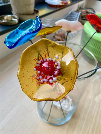 Fleur artisanale en verre fusionné turquoise avec cœur jaune lumineux, création unique éco-responsable.