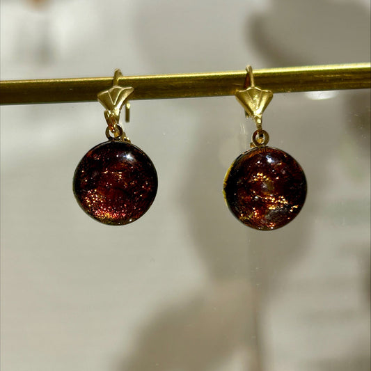 Boucles d'oreilles rondes en résine couleur ambre, bijou fait main, création artisanale unique et produit éco-responsable.