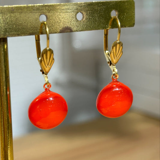 Boucles d'oreilles artisanat d'art en métal doré avec perles rouges translucides, bijou fait main et produit éco-responsable.