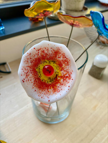 Fleur artisanale en verre fusionné turquoise avec cœur jaune lumineux, création unique éco-responsable.