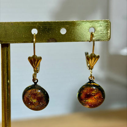 Boucles d'oreilles rondes en résine couleur ambre, bijou fait main, création artisanale unique et produit éco-responsable.
