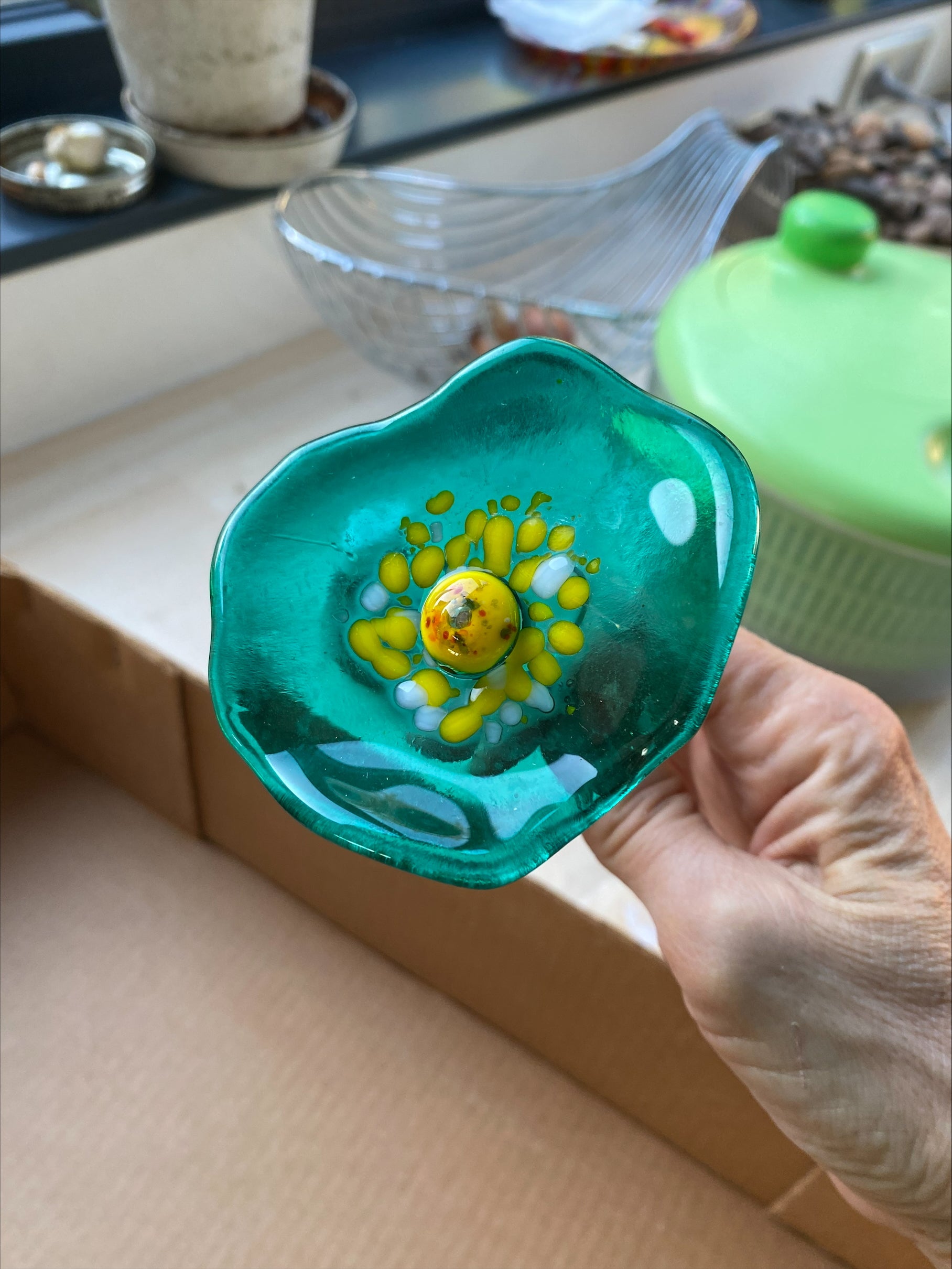Fleur artisanale en verre fusionné turquoise avec cœur jaune lumineux, création unique éco-responsable.