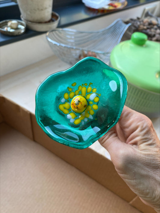 Fleur artisanale en verre fusionné turquoise avec cœur jaune lumineux, création unique éco-responsable.